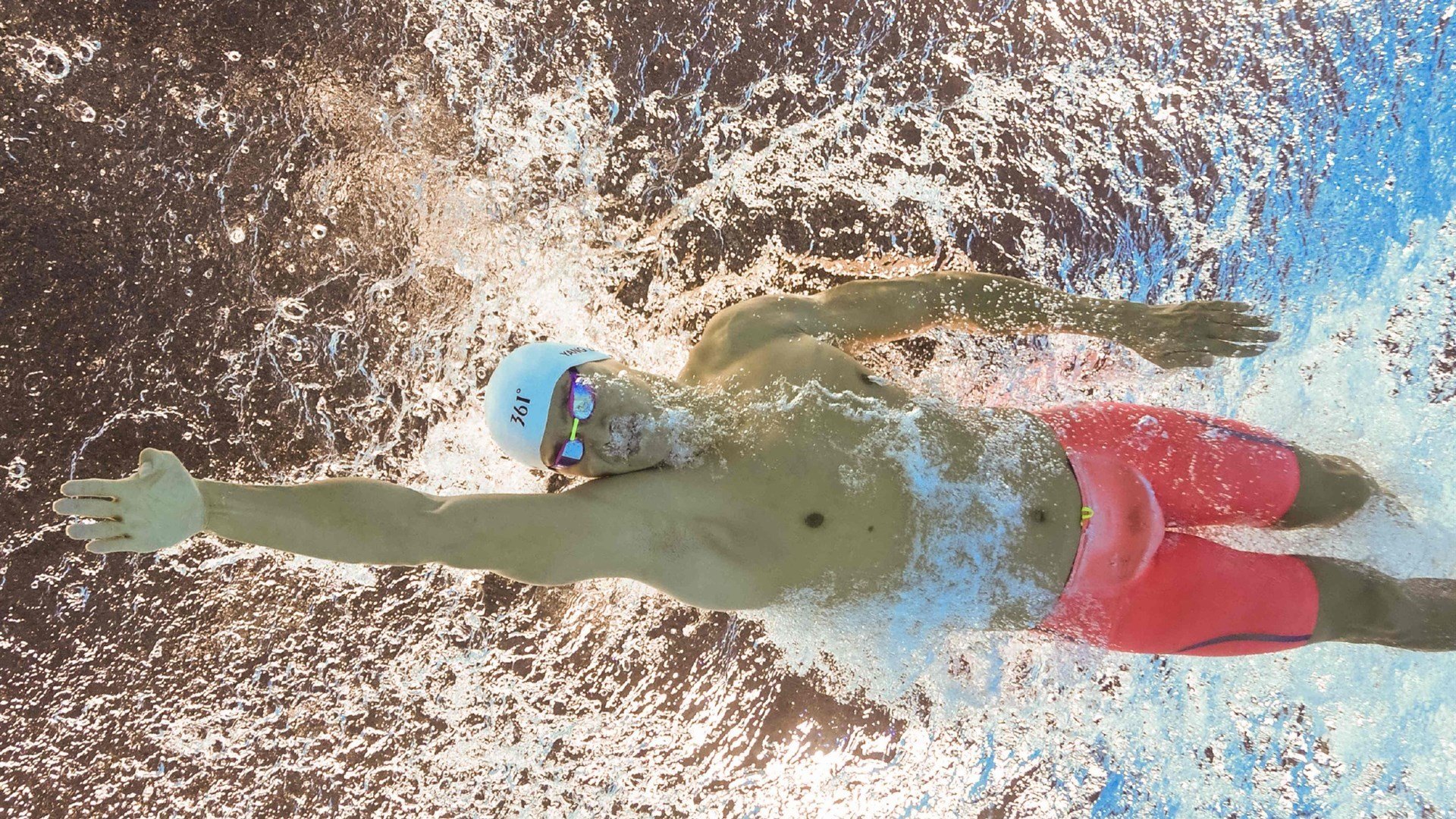 “海岸线飙车：沿海赛段的贵族速度”，海岸线解说