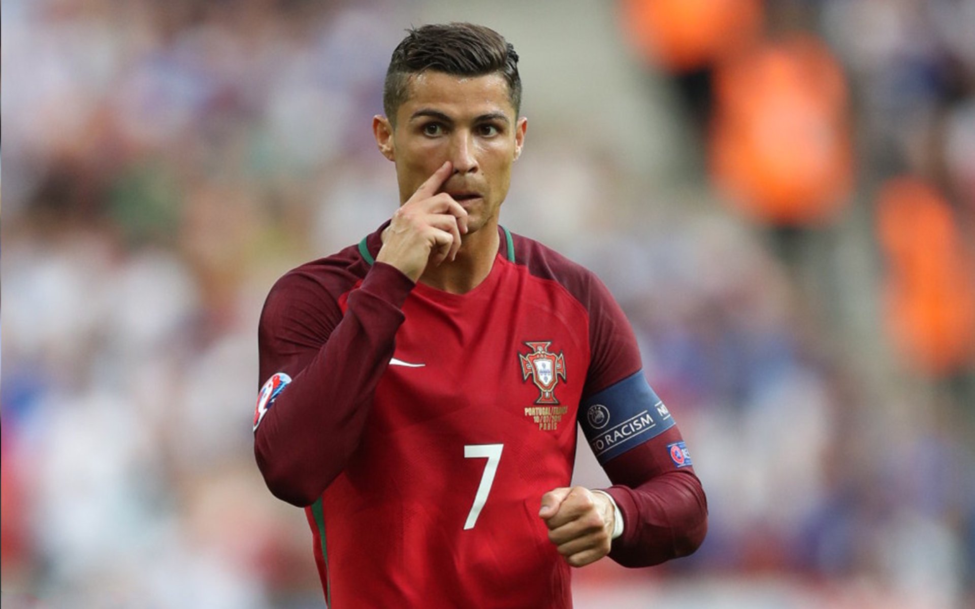 【现场气氛火爆】球迷疯狂助威点燃比赛激情，球迷疯狂庆祝