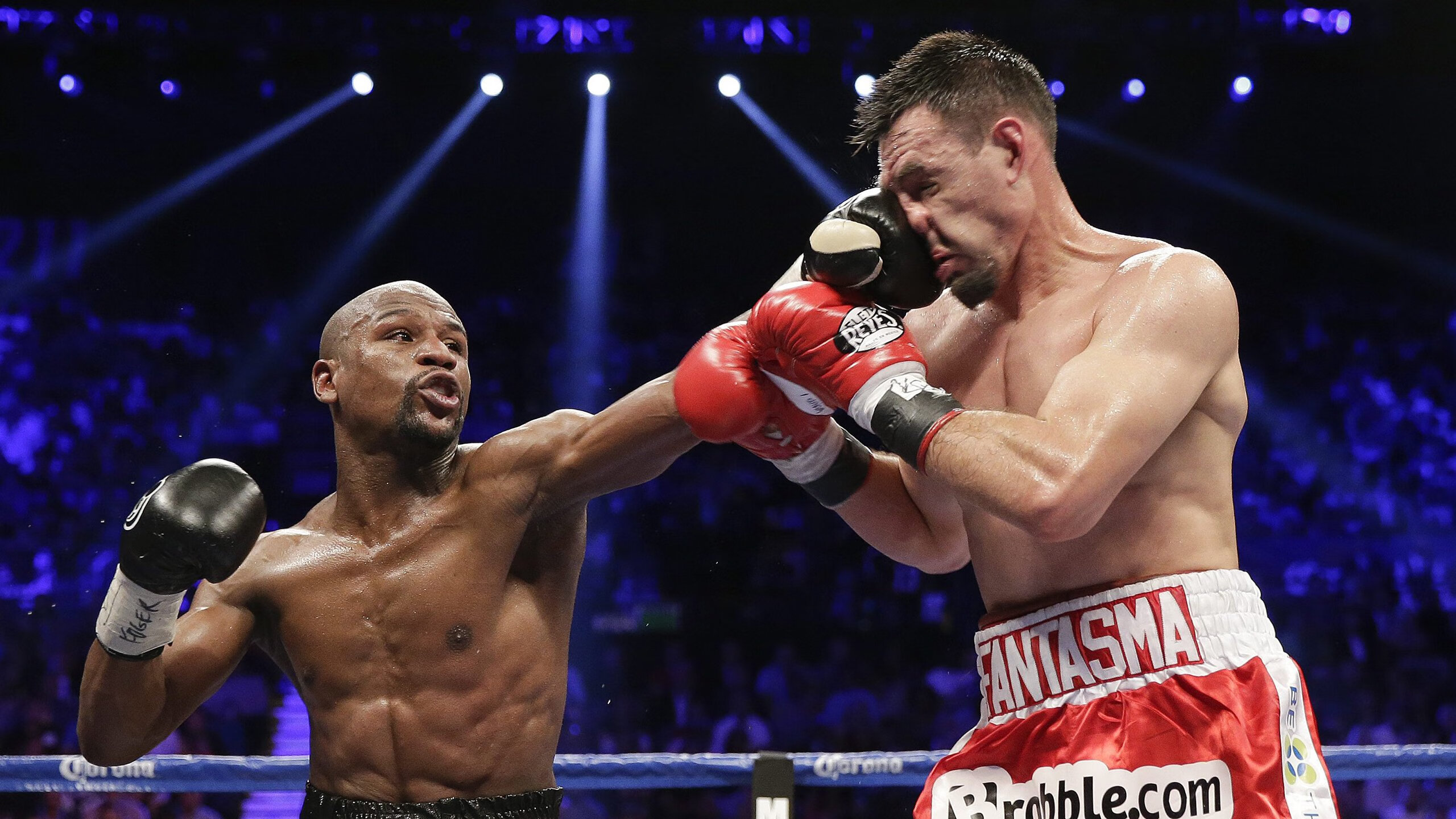 不莱梅球队在场上展现出色的团队合作，轻松取胜，不莱梅球迷