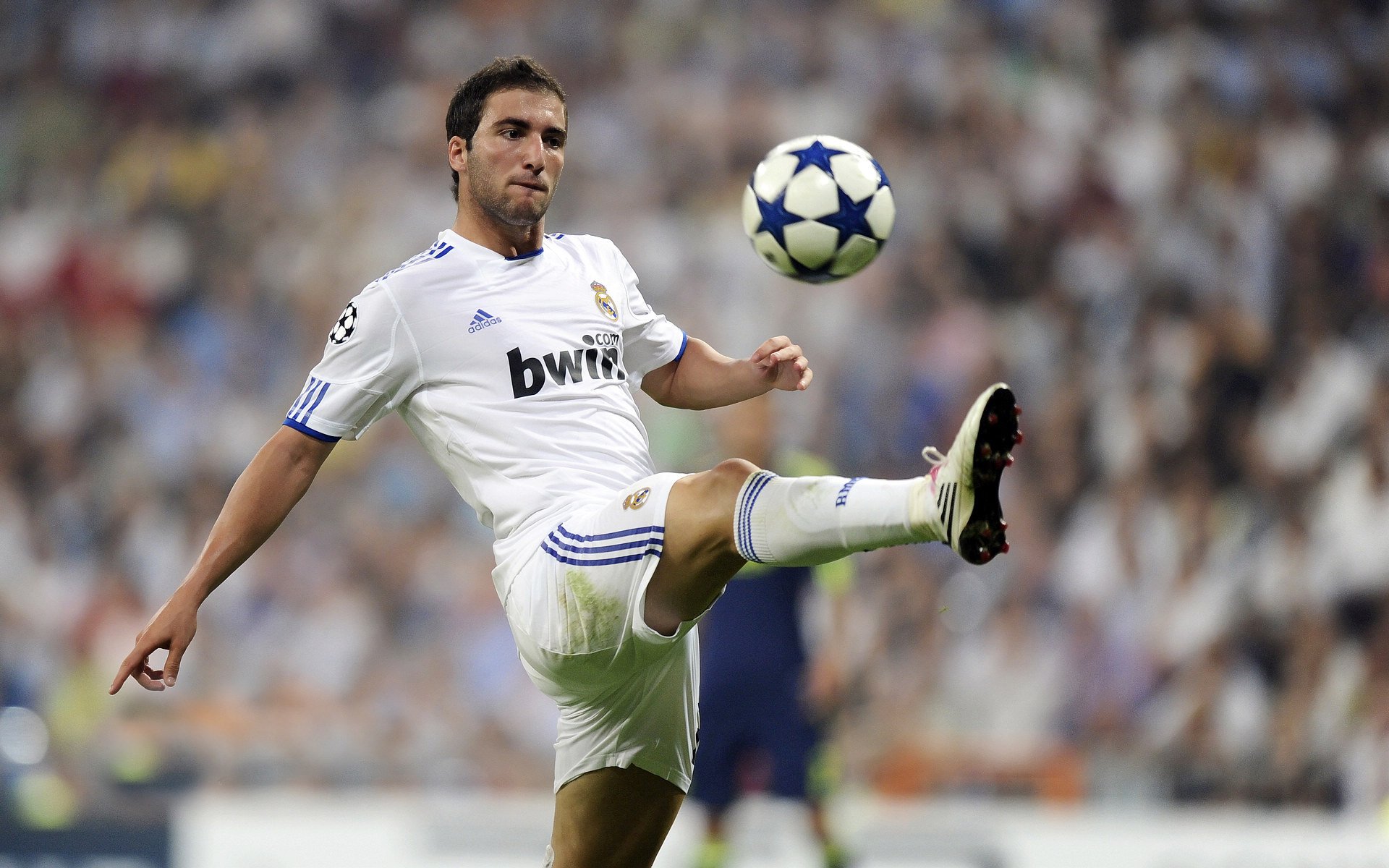 利物浦大胜阿斯顿维拉在英超继续领跑，英超利物浦对阿斯顿维拉